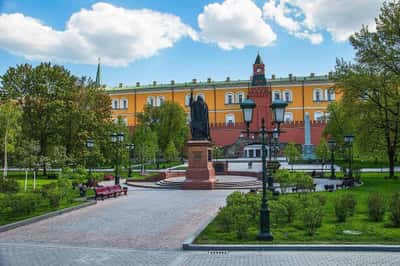 Прогулка вокруг Кремля: Красная площадь и окрестности в мини-группе
