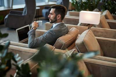 Премиум-зал ожидания Plaza Premium Lounge в аэропорту Гонконга