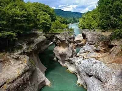 Плато Лаго Наки в горы к термальным источникам, водопадам и пещерам