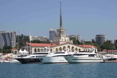 Вечерняя прогулка на яхте с прозрачным дном (с купанием)