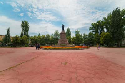 Между трёх площадей по старой Самаре