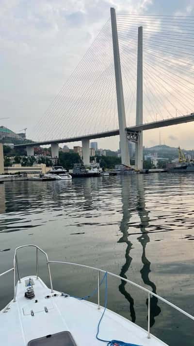 Морская прогулка по вечернему Владивостоку