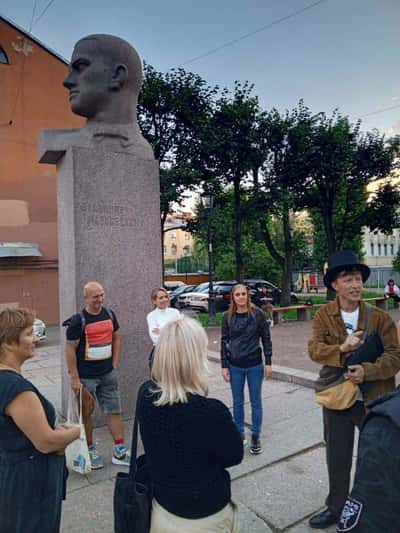 Экскурсия-моноспектакль «Хармс идет по улице Маяковского»