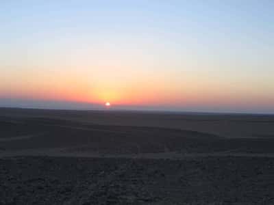 Восход солнца в пустыне на квадроциклах