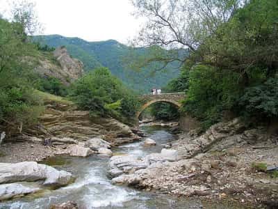 Древняя крепость, Хучнинский водопад и экраноплан «Лунь»