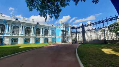 Смольный за 300 лет: от Смольного двора до убийства Кирова