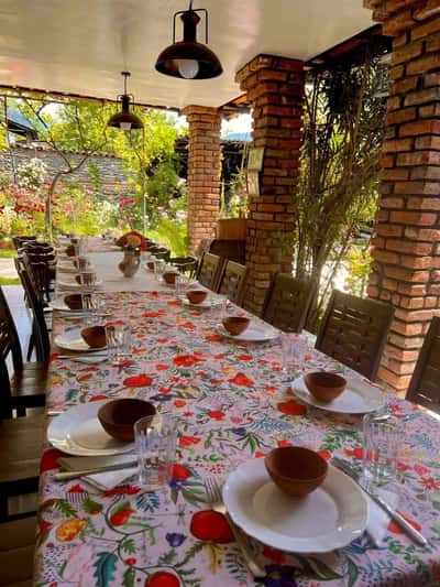 От лозы до тостов: Организованный Ртвели с традиционным застольем