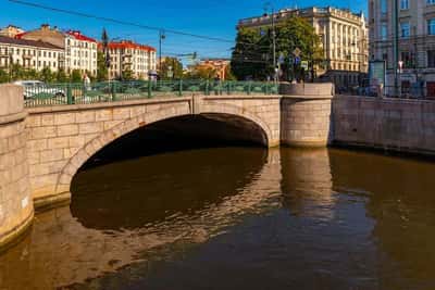 Вдоль берега Петроградского на катере