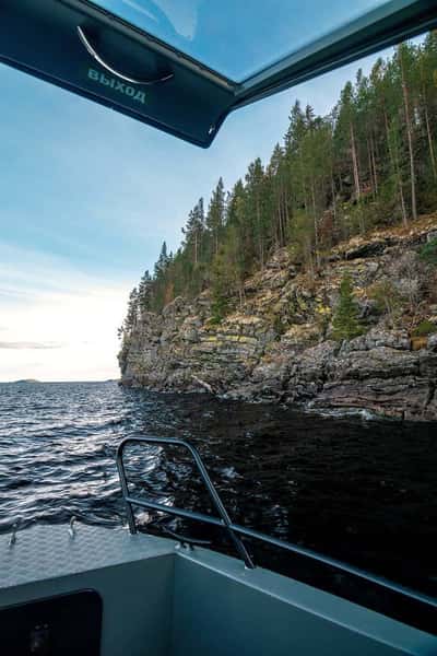 Водная прогулка на катере по Ладожским шхерам
