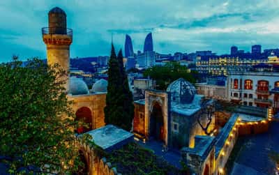 Старый и Новый Баку в вечерних огнях