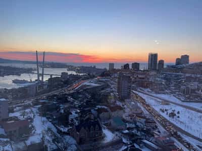 Владивосток портовый город днем и ночью