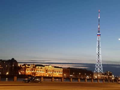 Вечерний Петербург в огнях города на автомобиле