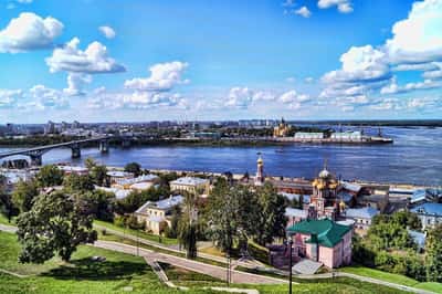 Парадный Нижний с высоты Дятловых гор