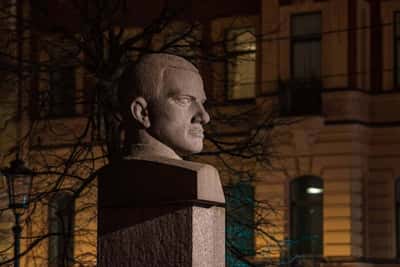 По «кварталу писателей» с Маяковским и другими деятелями Серебряного века