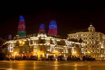 Старый и Новый Баку в вечерних огнях