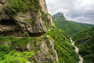 Верхняя Балкария, Язык Тролля и замок Шато-Эркен