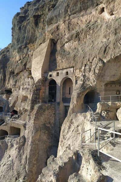 Пещеры XII века: Древняя Вардзия и вечнозеленый Боржоми