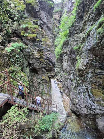 Один день в городе среди гор: самая длинная канатная дорога и храм у озера