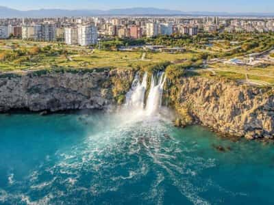 Особая атмосфера Старого города и Андриановские ворота