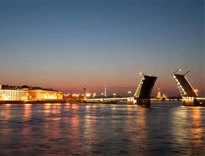 Ночное волшебство Петербурга: знаковые места и прогулка на теплоходе