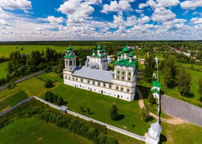 Путешествие вдоль реки Волхов. Летние праздники в Великом Новгороде и Пскове