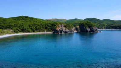 Остров Черепа и бухта Гротовая: пляж и гроты с живописными фотолокациями