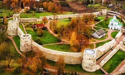Авторская экскурсия по Изборску и Печорам «Воин и святой»