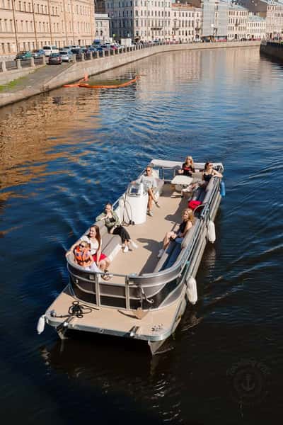 «По водному сердцу города» - уникальный маршрут на 11-местном катере