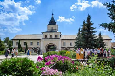 К великим оптинским старцам
