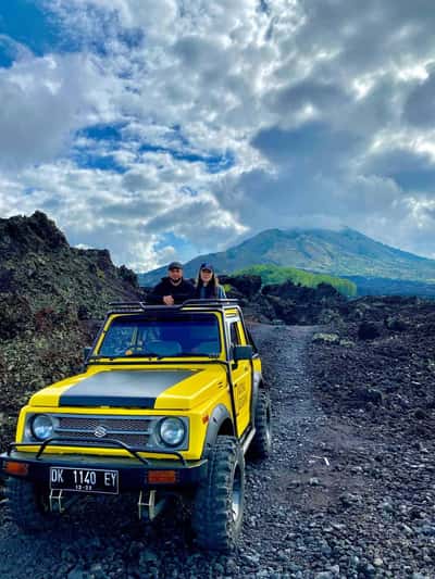 Рассвет с видом на вулкан Батур и горячие источники Batur Hot Springs