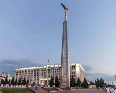 Самара за 3 часа: от купеческих особняков до космических высот