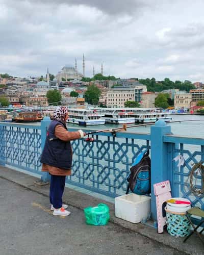 Ловля Рыбы с Моста: Новый Уровень Релаксации в Стамбуле