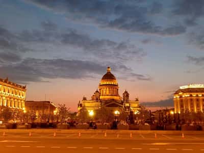 Вечерний Петербург в огнях города на автомобиле