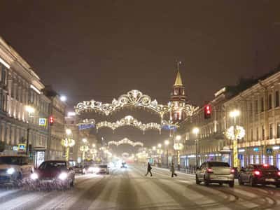 Новогодняя сказка Петербурга: тайны балов, блеск елок и городские забавы