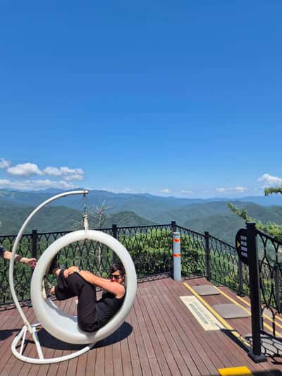 Один день в городе среди гор: самая длинная канатная дорога и храм у озера