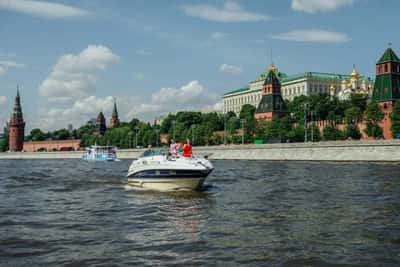 На каютной яхте «Вальяжная» по центру Москвы