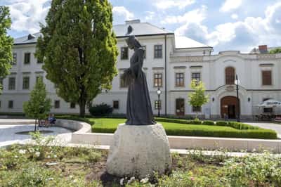 Пещерная купальня Демьен, аквапарк и легенды города Эгера