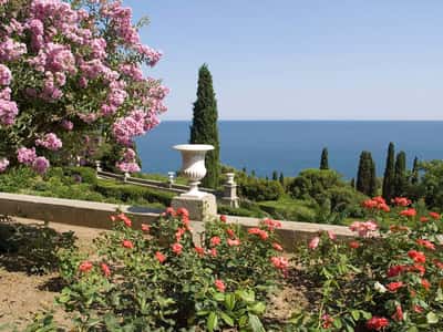 Дворцы и замки Южного берега Крыма: Алупка, Ливадия, Ласточкино гнездо