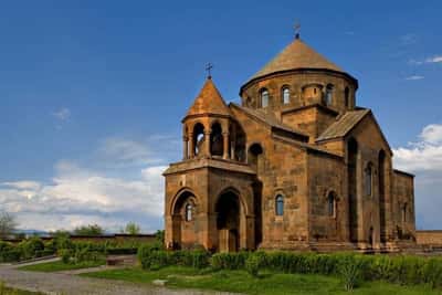 Св. Эчмиадзин (церкви св. Гаяне и св. Рипсиме),Кафедральный собор, Звартноц