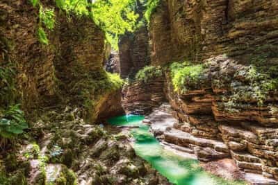 Плато Лаго Наки в горы к термальным источникам, водопадам и пещерам