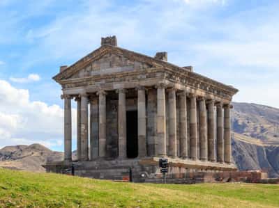 Симфония камней и древних храмов: Арка Чаренца и Монастырь Гегард