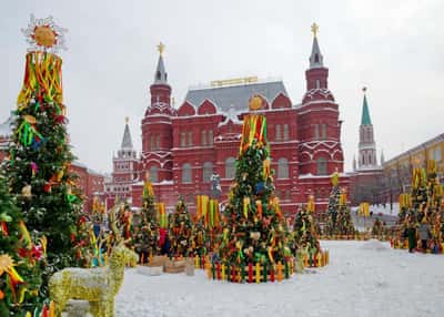 Новогодняя гирлянда и хоровод в Москве