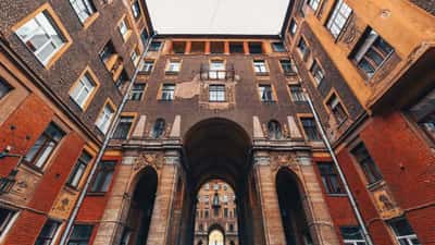 Дворы и Парадные Петербурга
