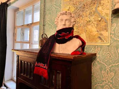 Атмосфера Петербурга: Дворы, Парадные и Коммунальная история