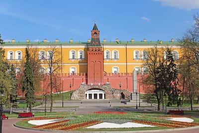 Экскурсия по Алмазному фонду с билетами и экскурсией по Александровскому саду