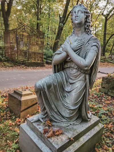 Смоленское кладбище: история старинного некрополя