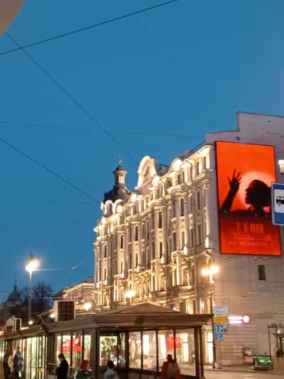 Вечерний Петербург в огнях города на автомобиле