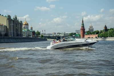 На каютной яхте «Вальяжная» по центру Москвы