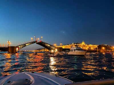 Прогулка к разводным мостам на спортивном катере