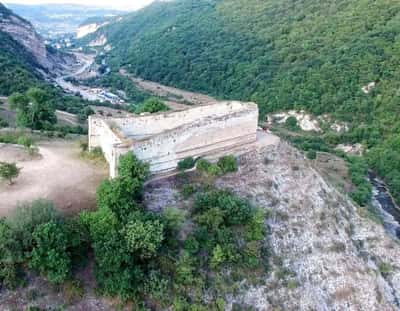 Водопад Хучни и экраноплан «Лунь»